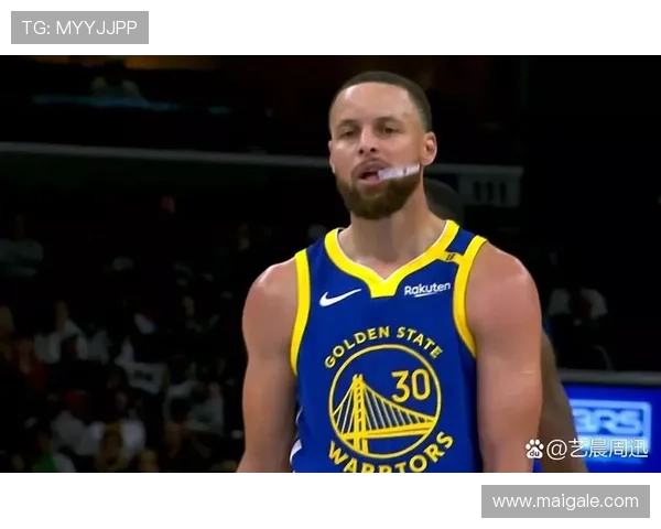 库里精准长传助攻 格林反击上篮轻松打进完成精彩配合 库里精准长传助攻 格林反击上篮轻松打进完成精彩配合