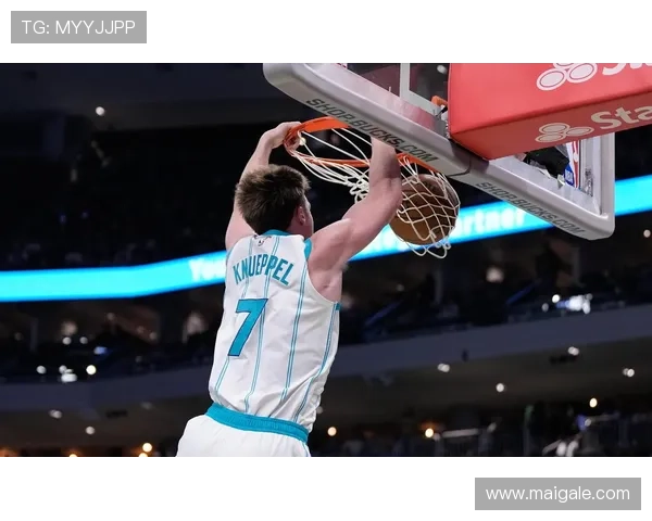 克尼佩尔表现惊艳4号秀16投7中斩获20分12篮板2助攻展现新秀风采